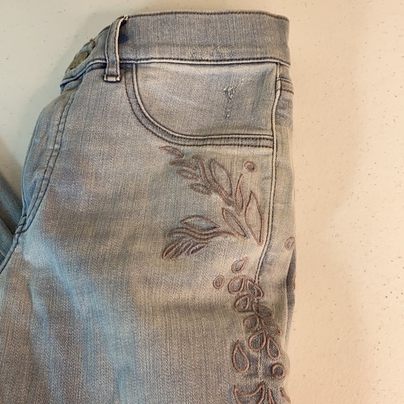 Express NWOT Mid Rise Embroidered Jean SHORT - Picture 5 of 10